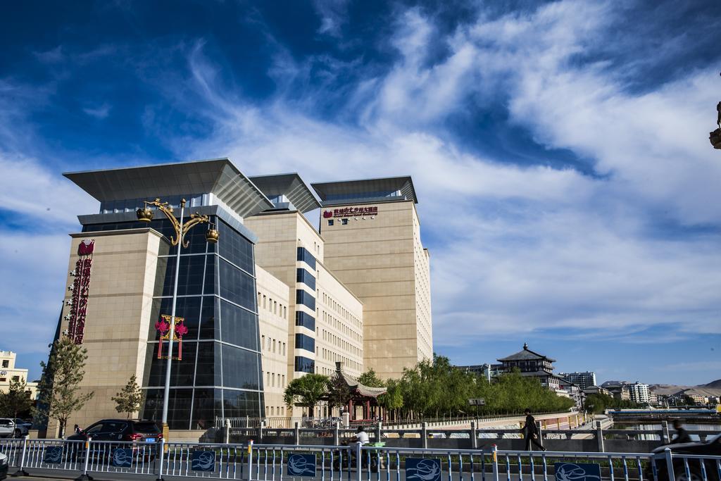 Grand Soluxe Hotel ตุนหวง ภายนอก รูปภาพ